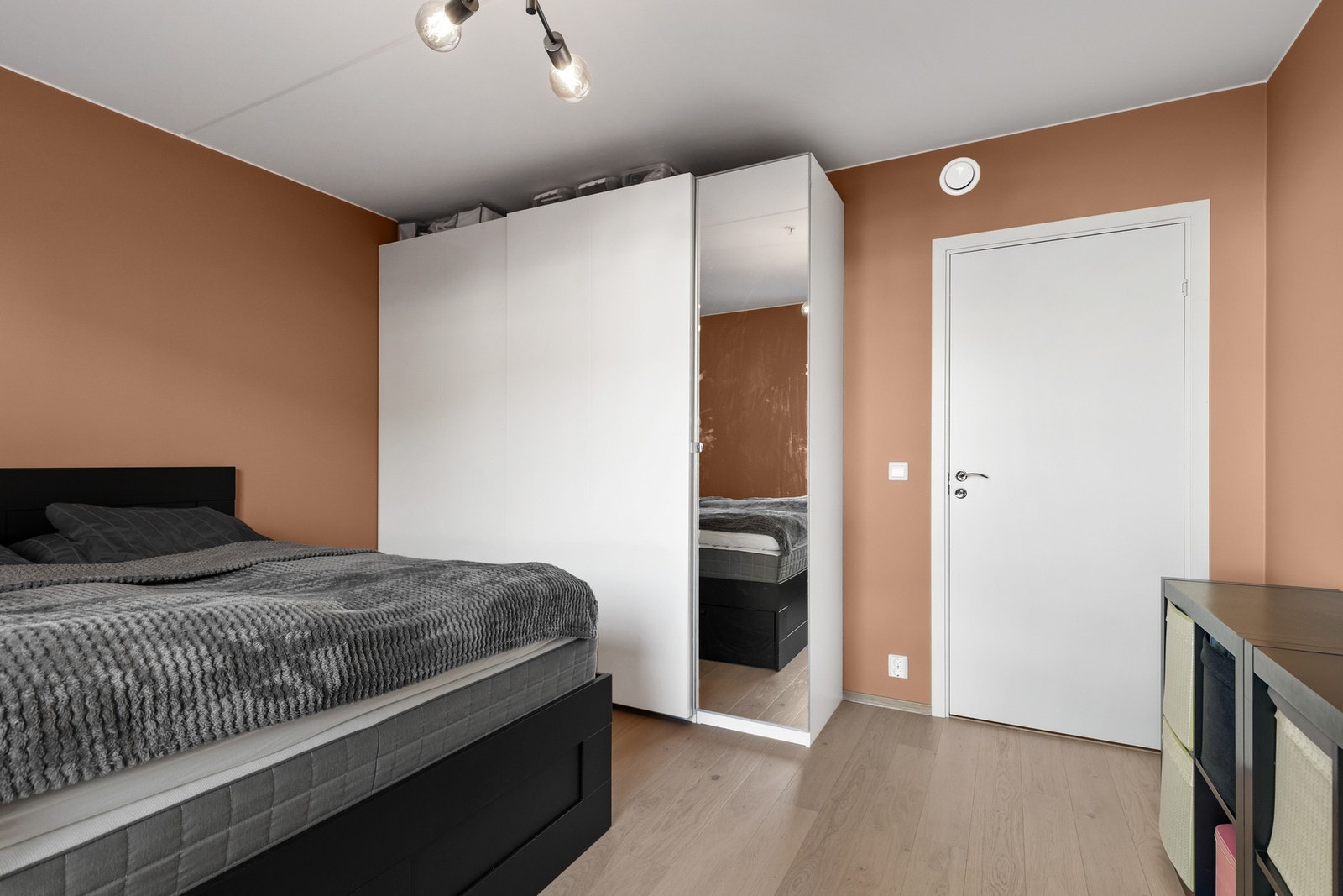 Fin plass til dobbeltseng, garderobeskap og øvrig møblement Galleribilde