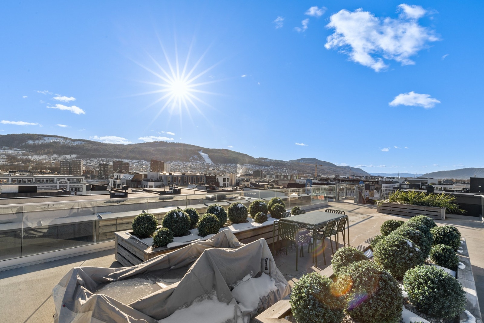 Takterrassen har panoramautsikt over hele byen og gode solforhold som kan nytes fra morgen til kveld Galleribilde