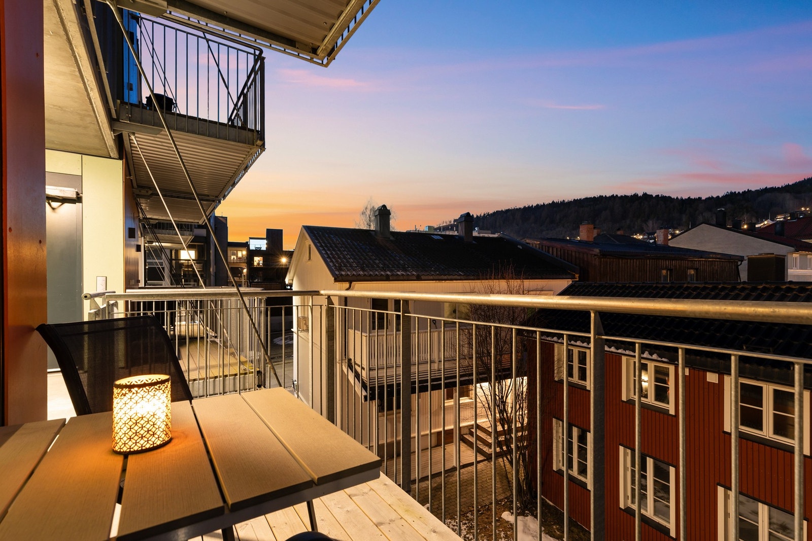 Hyggelig utsyn over fellesområder og nabohus Galleribilde