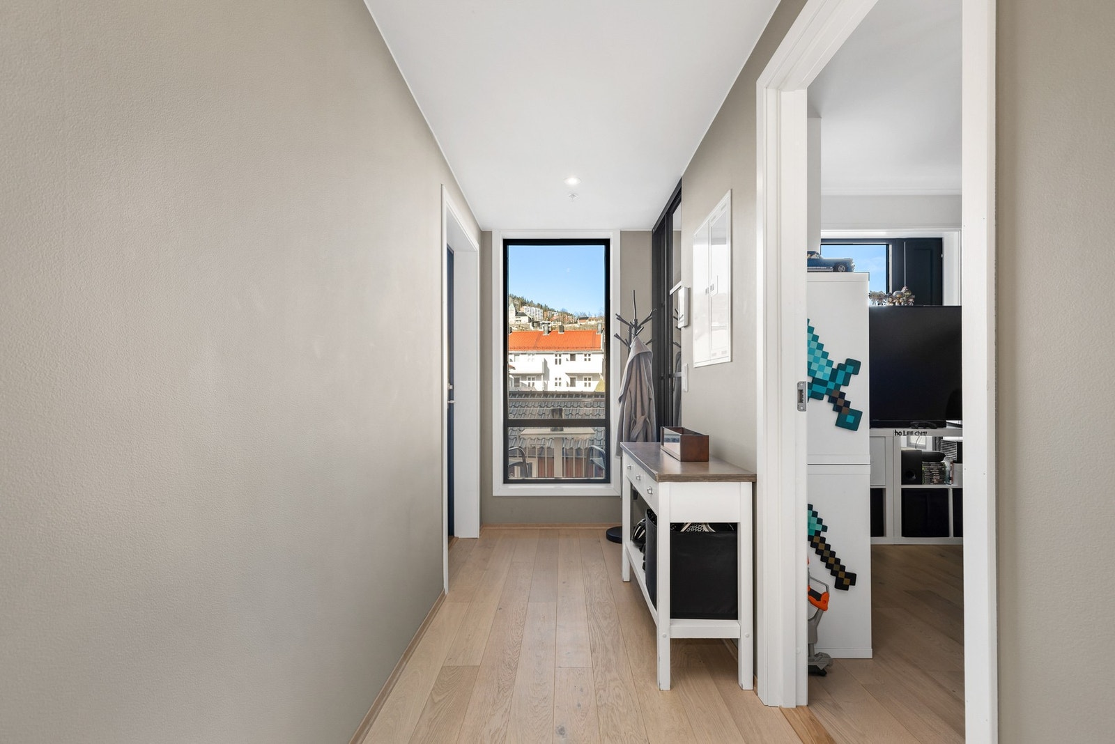 Romslig og lys entré med fin oppbevaringsplass i skyvedørsgarderobe Galleribilde