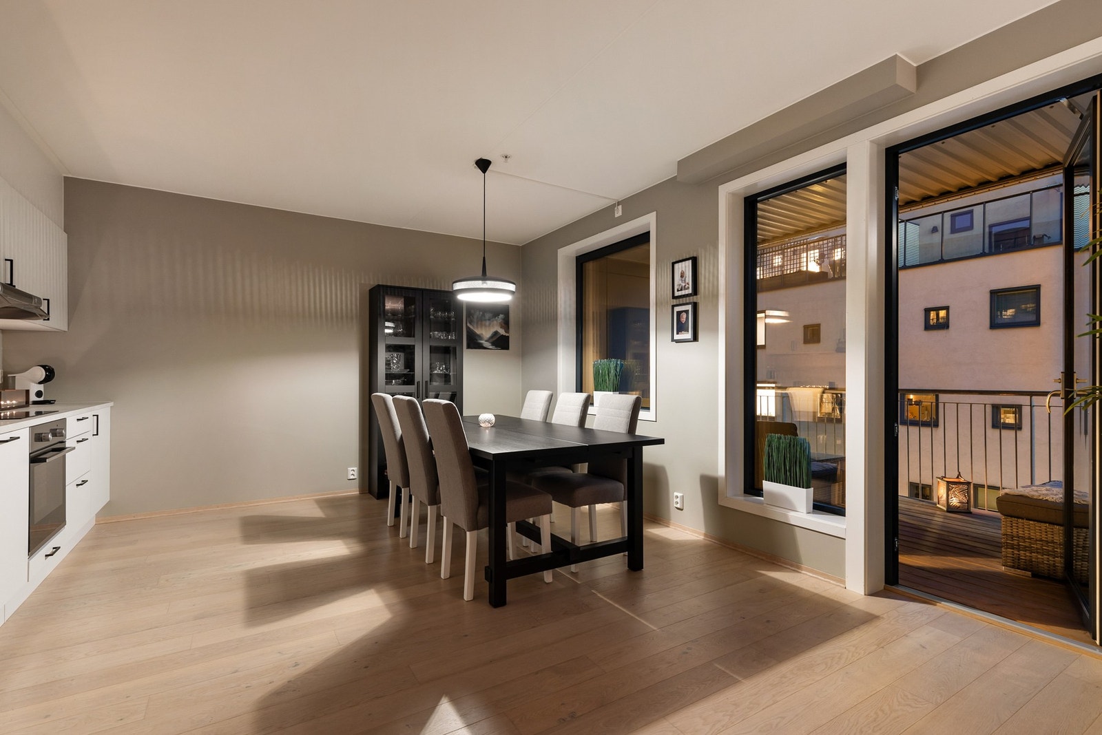 Det er fin plass til både sofa, spisebord og øvrig møblement Galleribilde