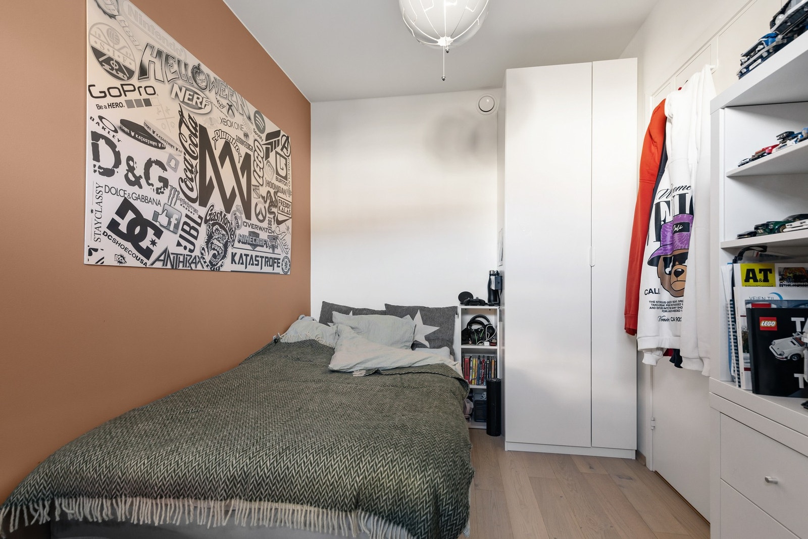 Det andre soverommet er også av fin størrelse og kan egne seg godt som barnerom, gjesterom, kontor eller etter eget ønske og behov Galleribilde