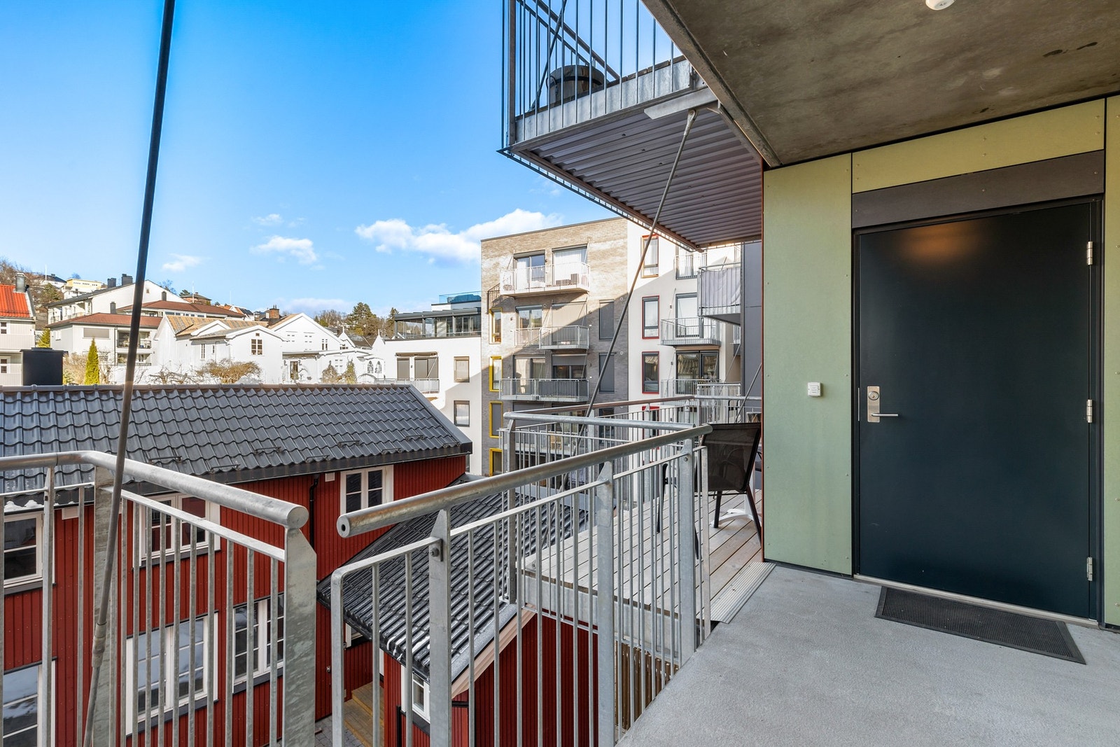 Utvendig inngangsparti med tilhørende balkong Galleribilde