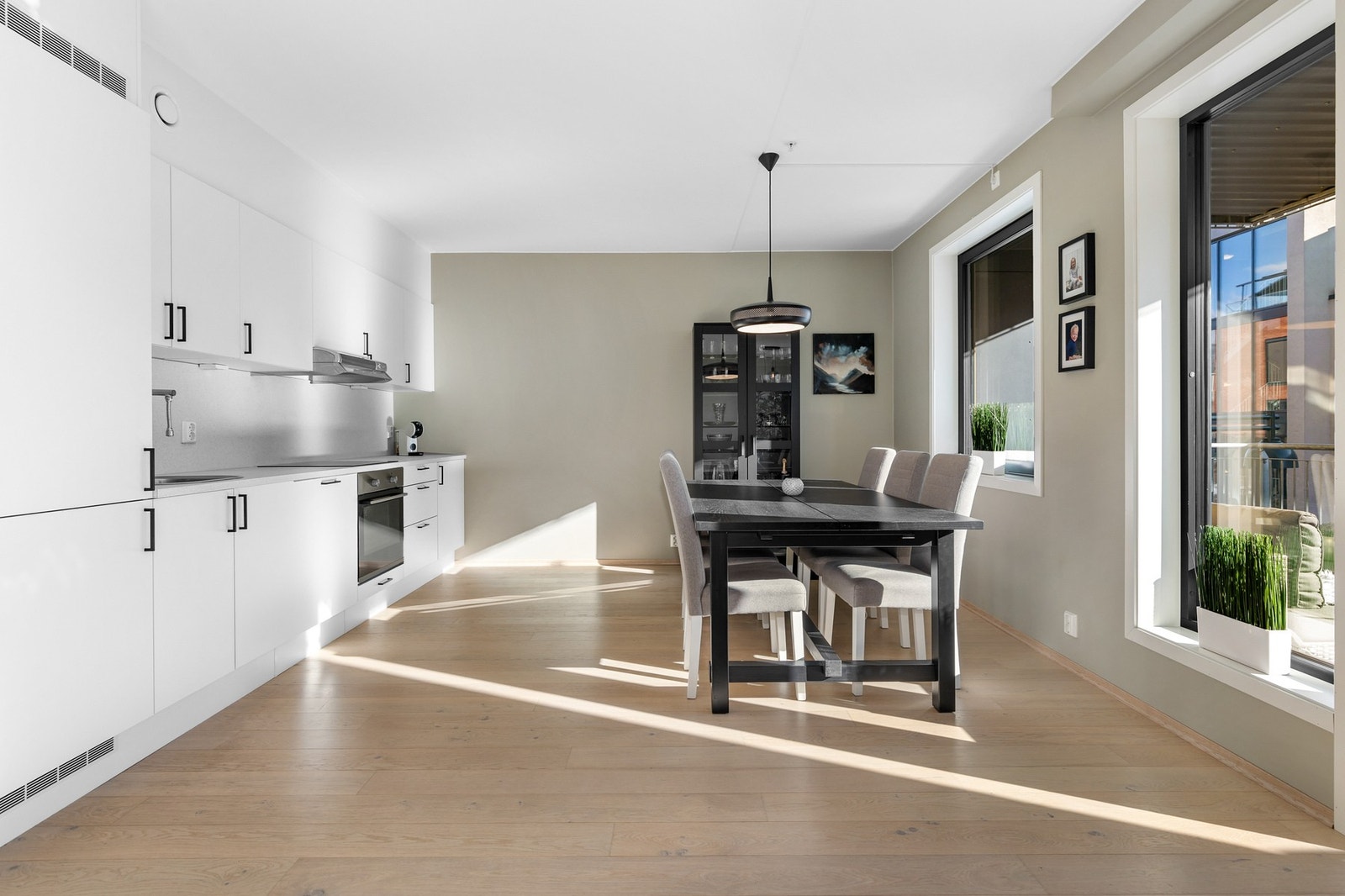 Stue og kjøkken er i åpen løsning som bidrar til et sosialt og hyggelig oppholdsrom Galleribilde