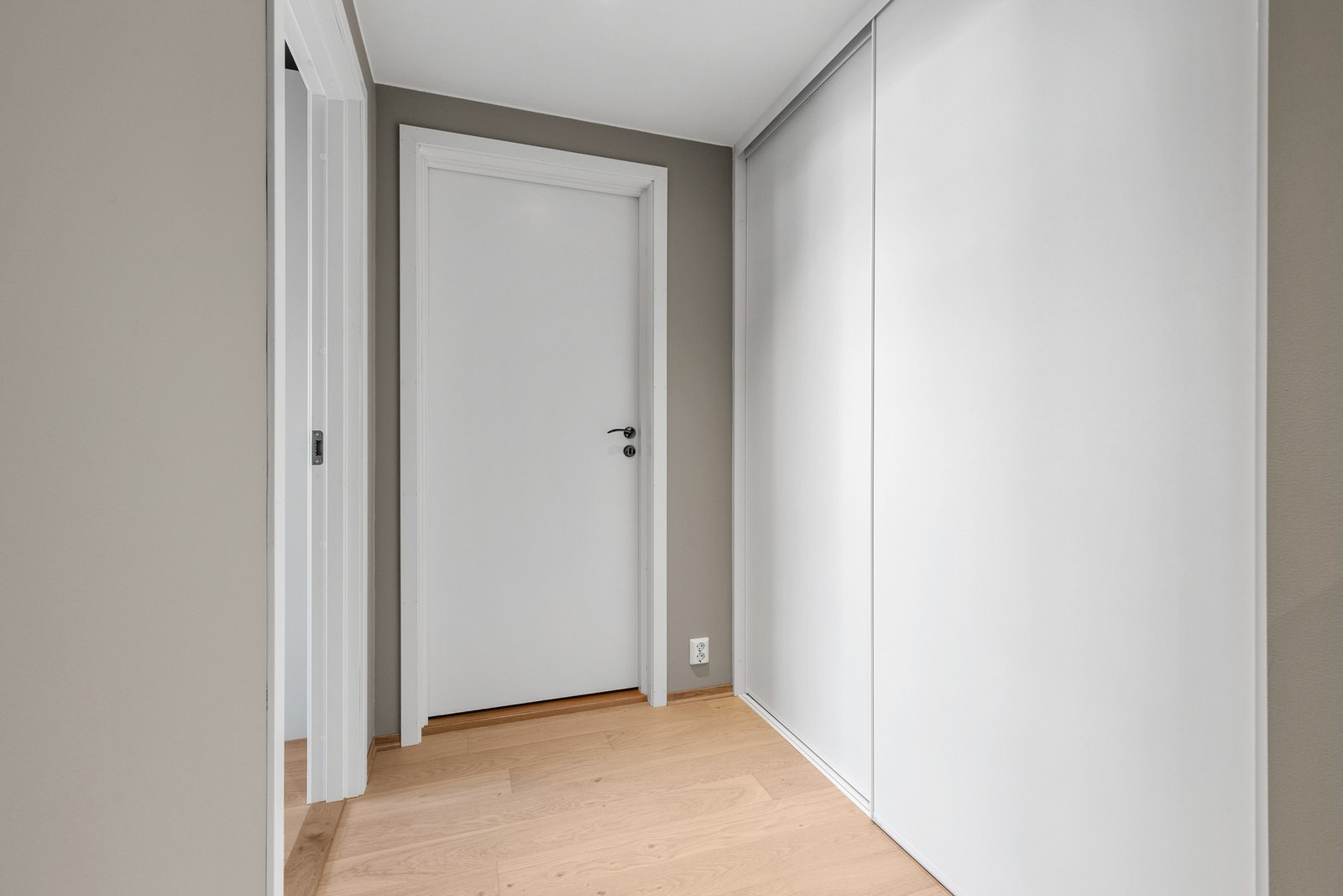 God lagringsplass i innvendig bod på ca. 3 kvm Galleribilde