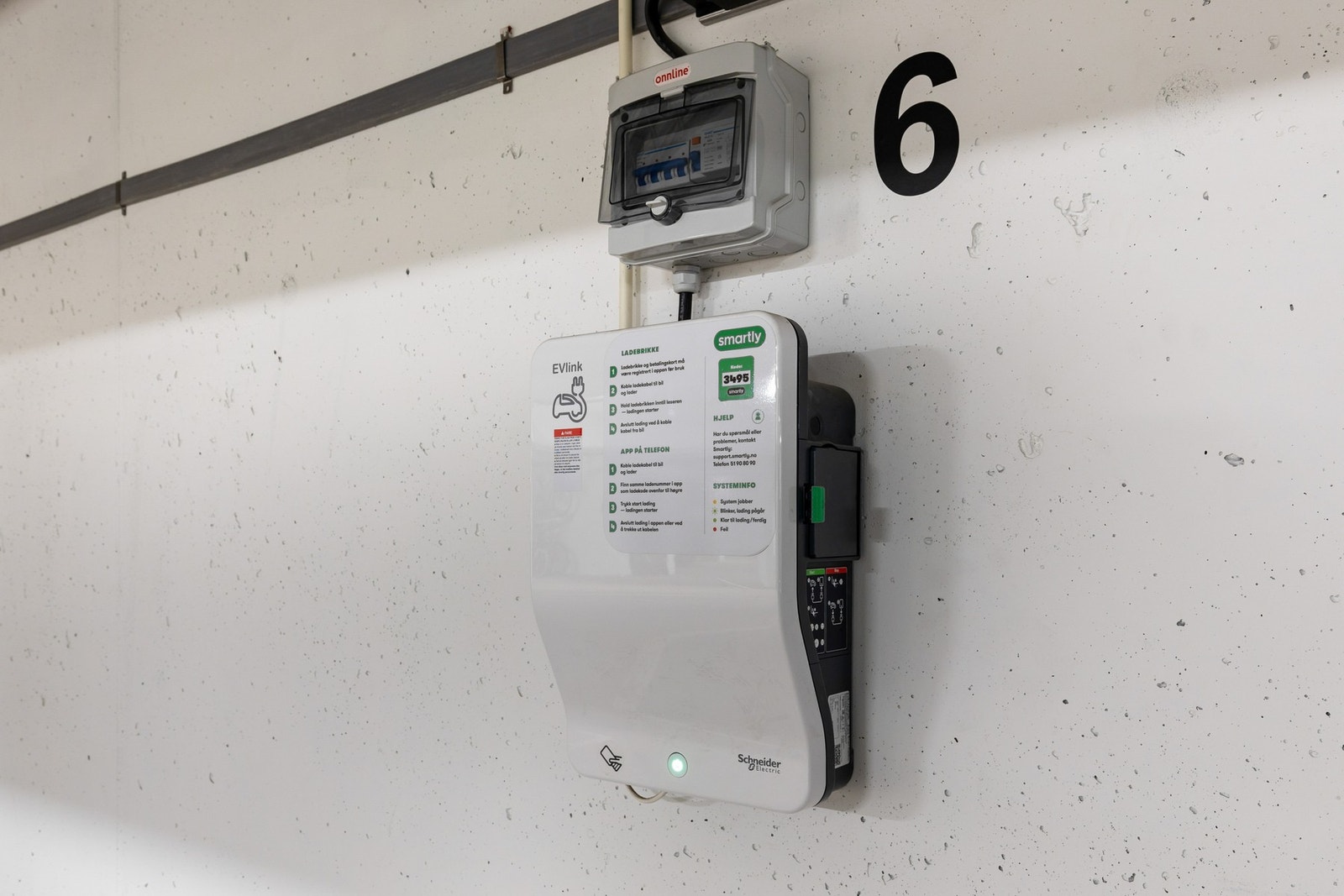 Det er montert el-billader. Man betaler månedssum for abonnement og pr. brukte kWh Galleribilde