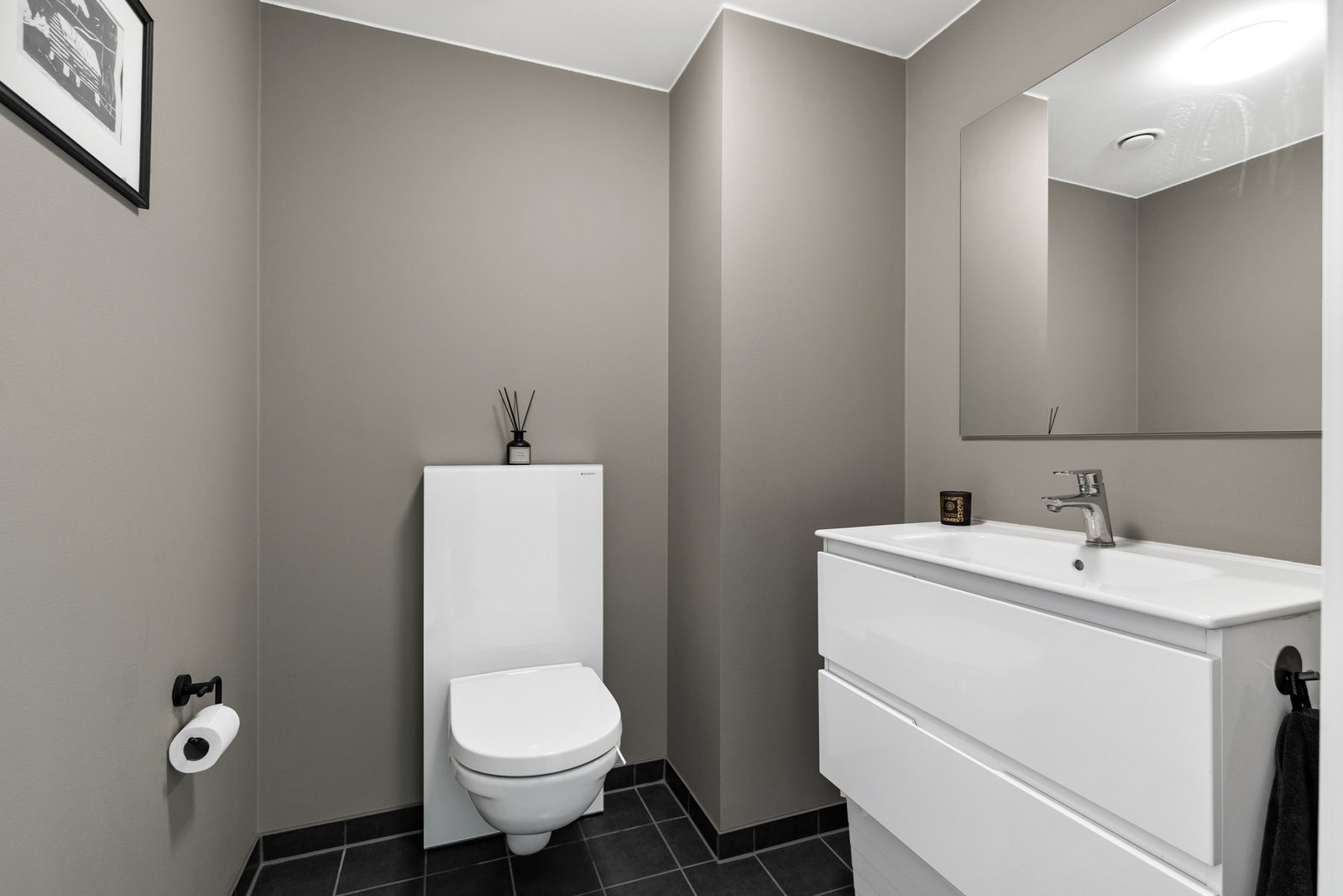 Separat toalettrom med fliser på gulv og malte slette flater på vegger og i himling Galleribilde