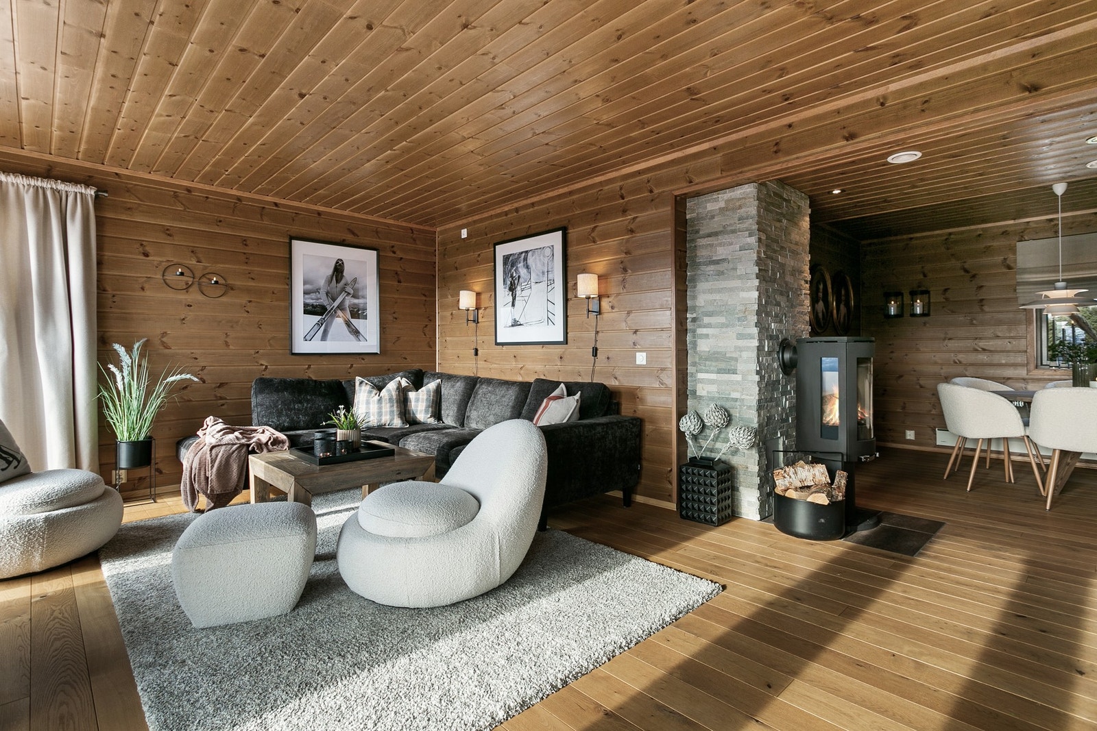 Stue mot spisestue. Galleribilde