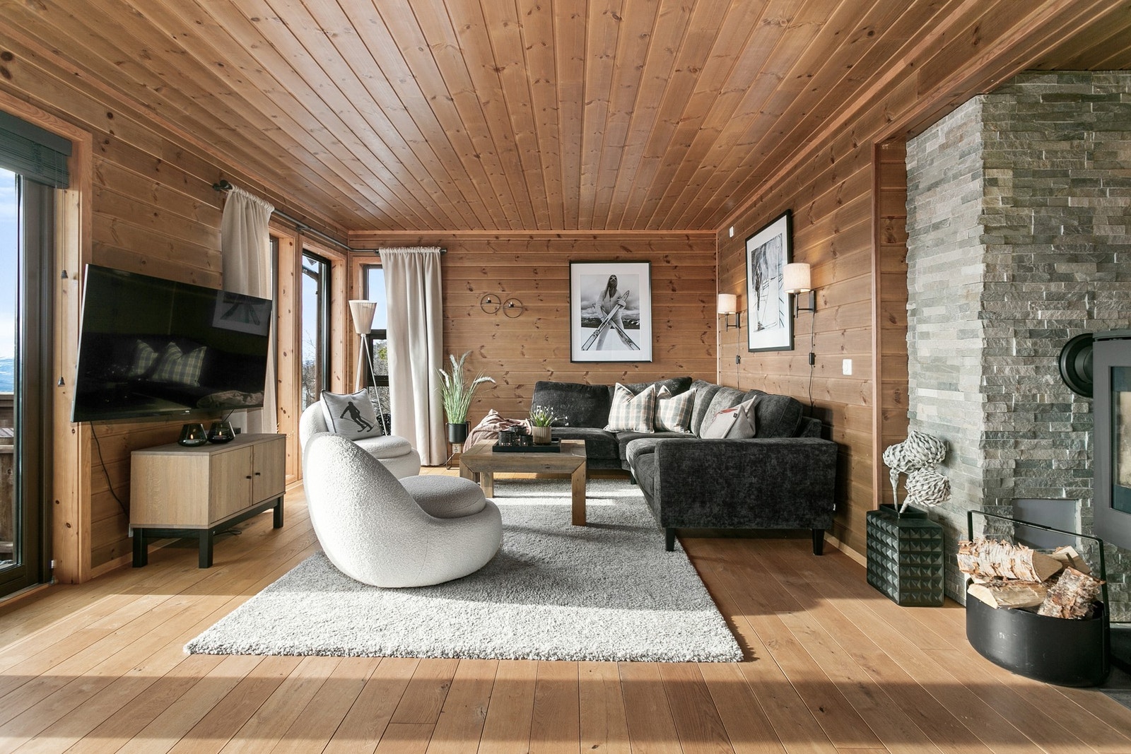 Romslig stue i tilknytning til kjøkken. Galleribilde