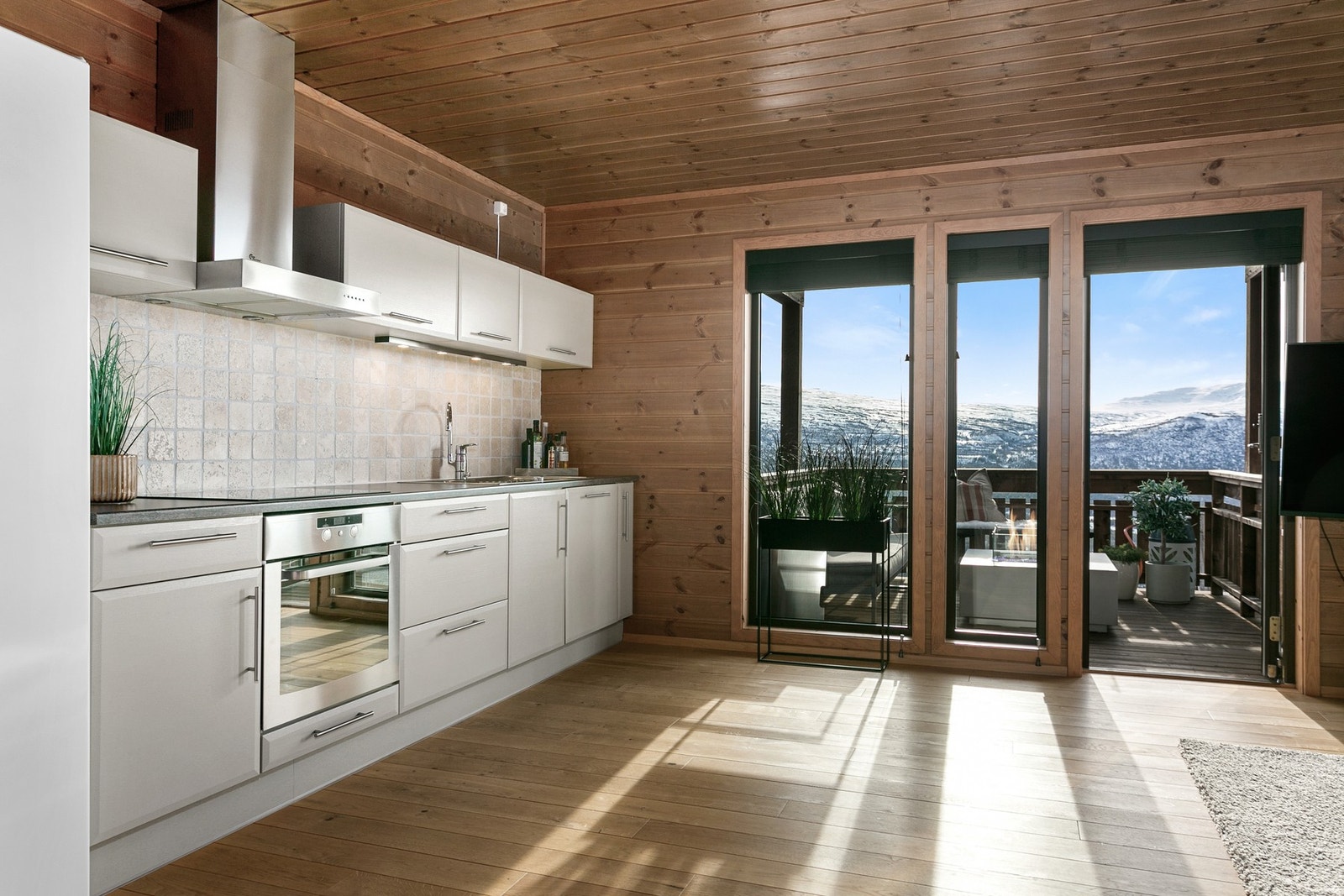 Kjøkken med utgang til veranda. Galleribilde