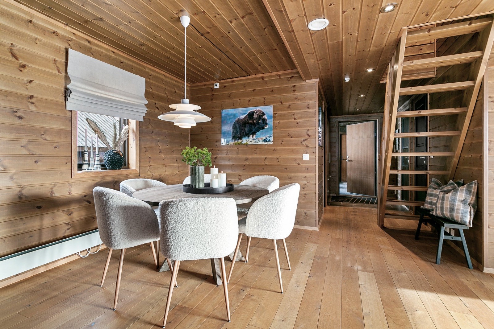 Spisestue som ligger i tilknytning til kjøkken og stue. Galleribilde