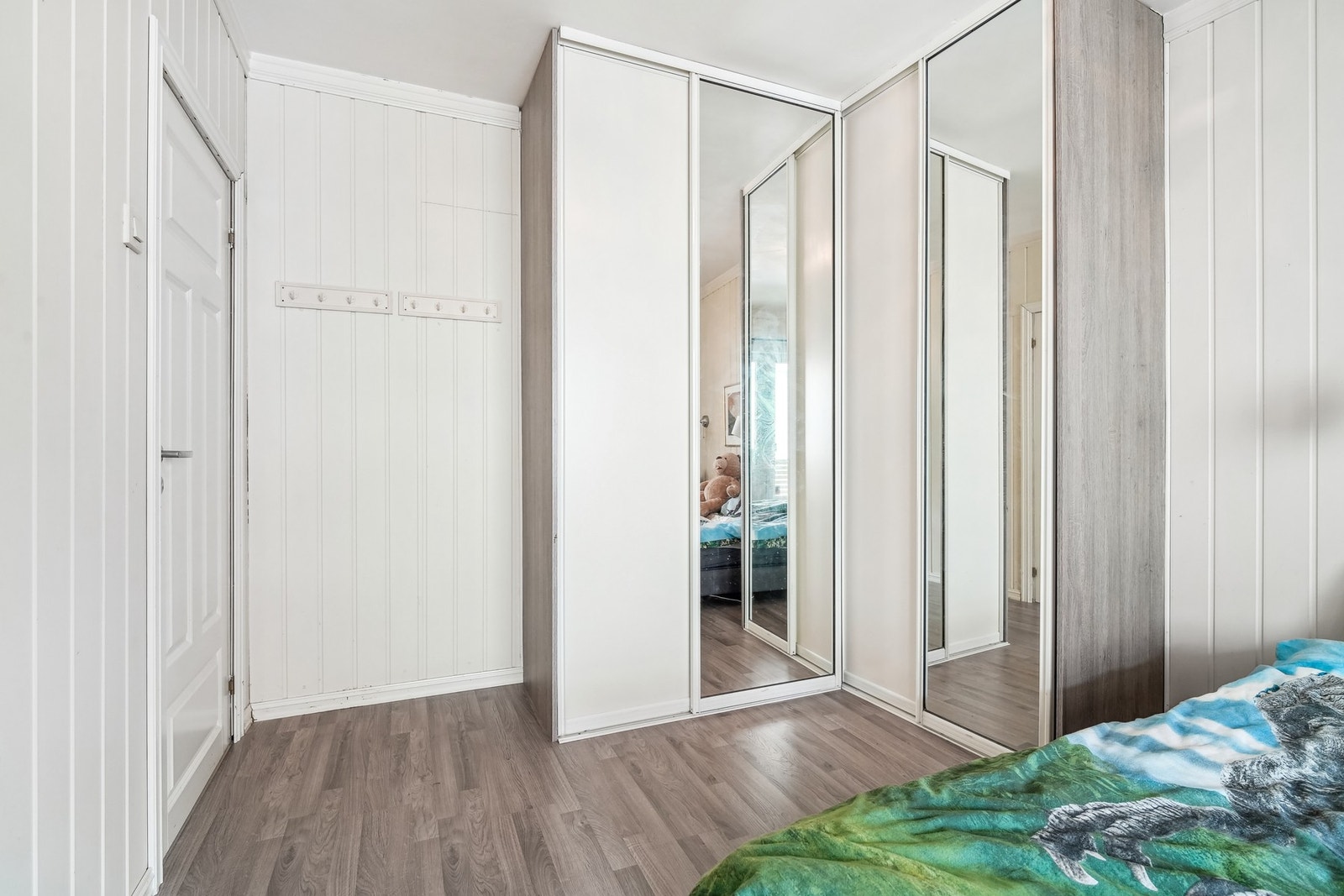 På rommet her er det montert en praktisk skyvedørsgarderobe. Også adkomst til balkongen fra dette rommet Galleribilde