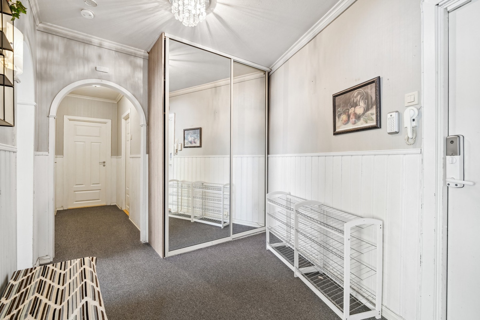 Lys og romslig entrè med praktisk skyvedørsgarderobe Galleribilde