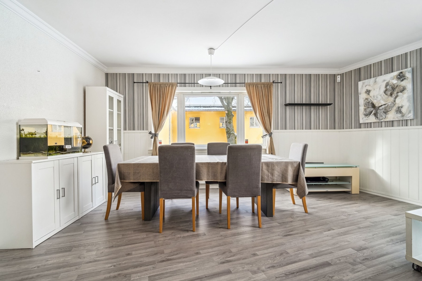 Her er rikelig med plass til en stor spisegruppe Galleribilde