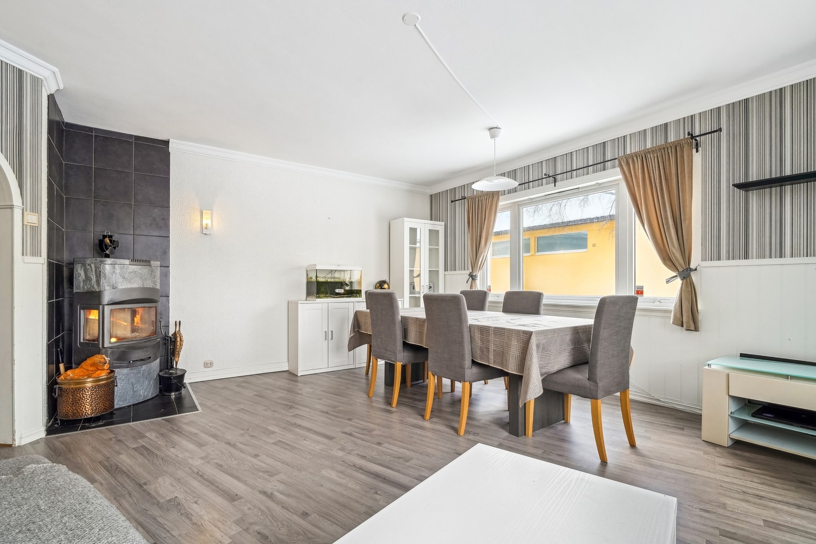 Stuen er av god størrelse og har flere møbleringsmuligheter Galleribilde