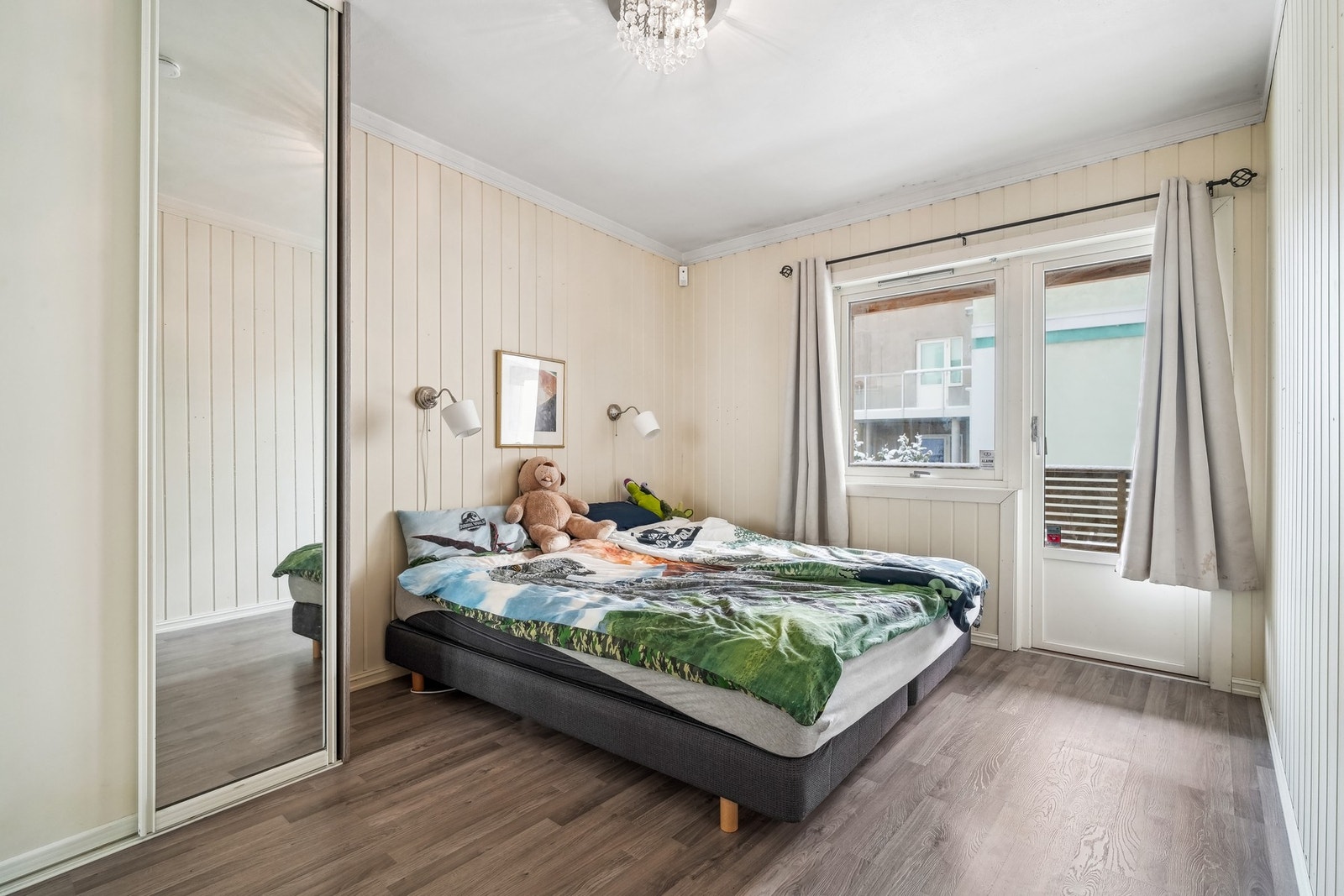 Soverom 1 er av god størrelse. Plass til dobbelseng Galleribilde