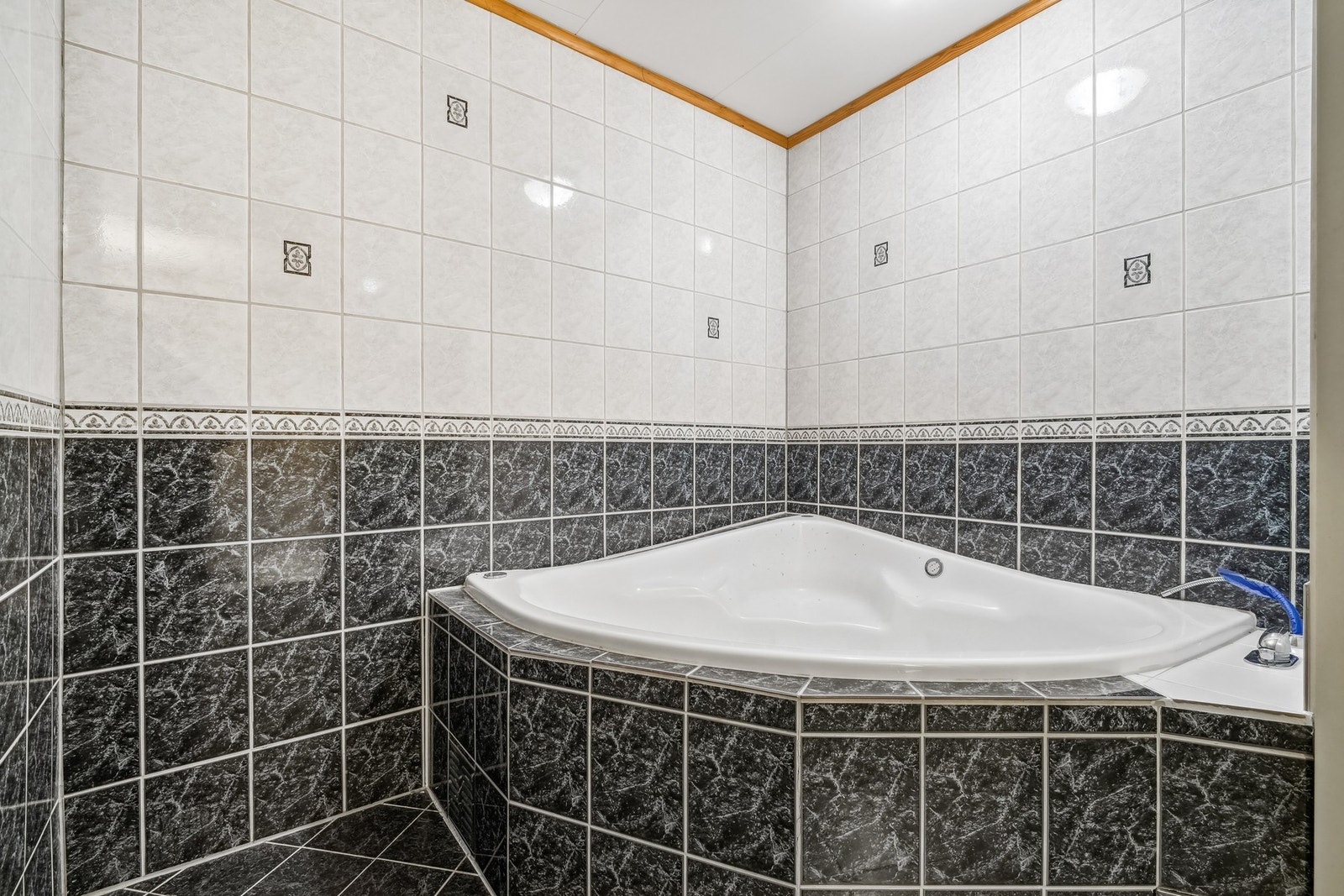 og innfliset boblebadekar Galleribilde