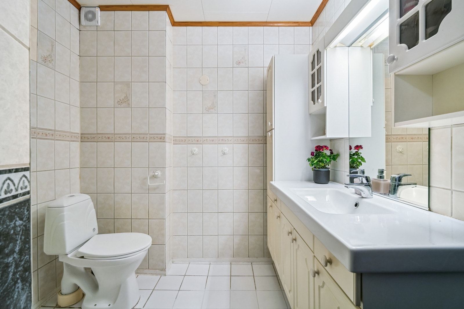 Lyst og flislagt bad Galleribilde