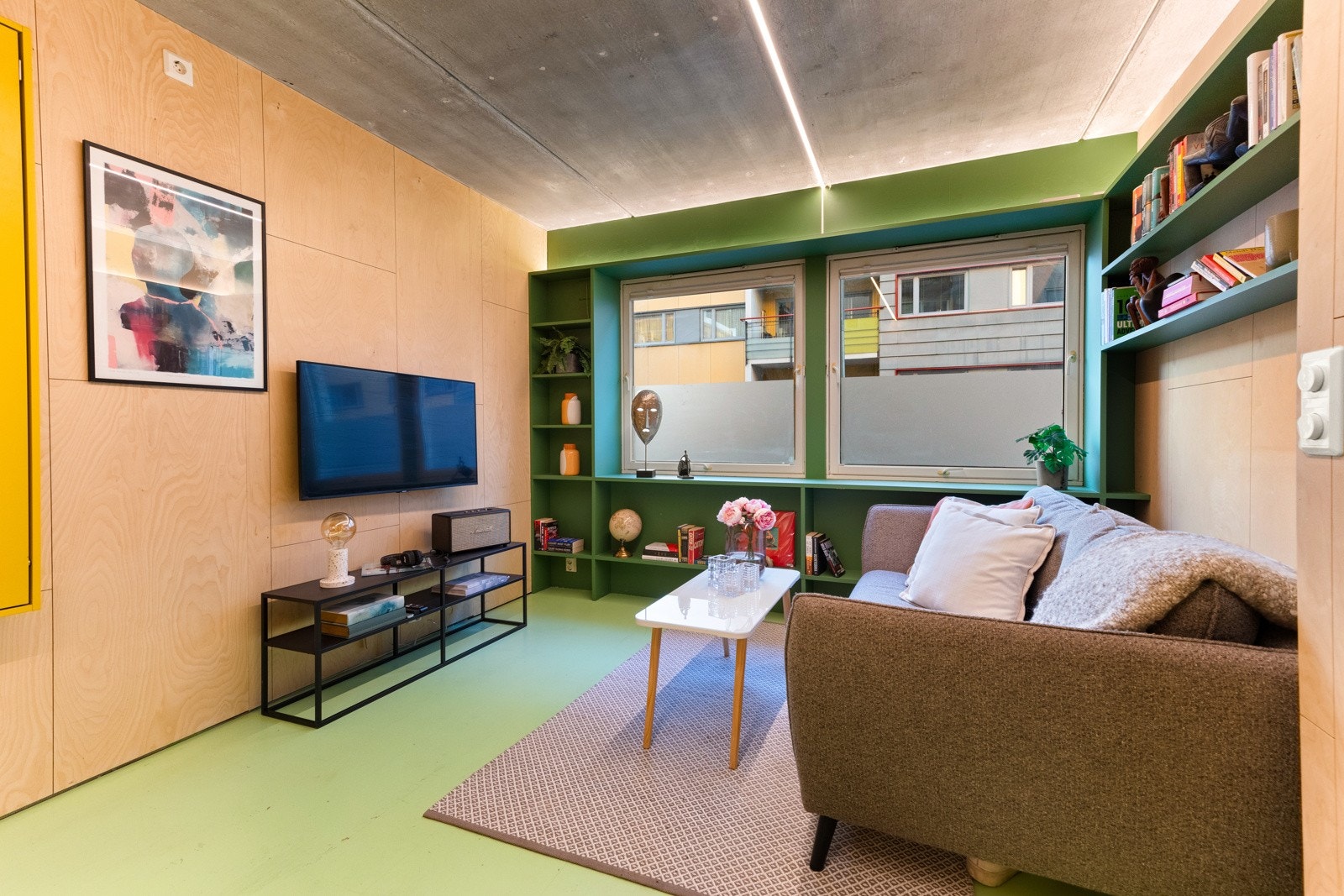 . Det er også plass til en sofa, en TV-benk og vegghengt TV - perfekt for hyggelige kvelder hjemme. Galleribilde