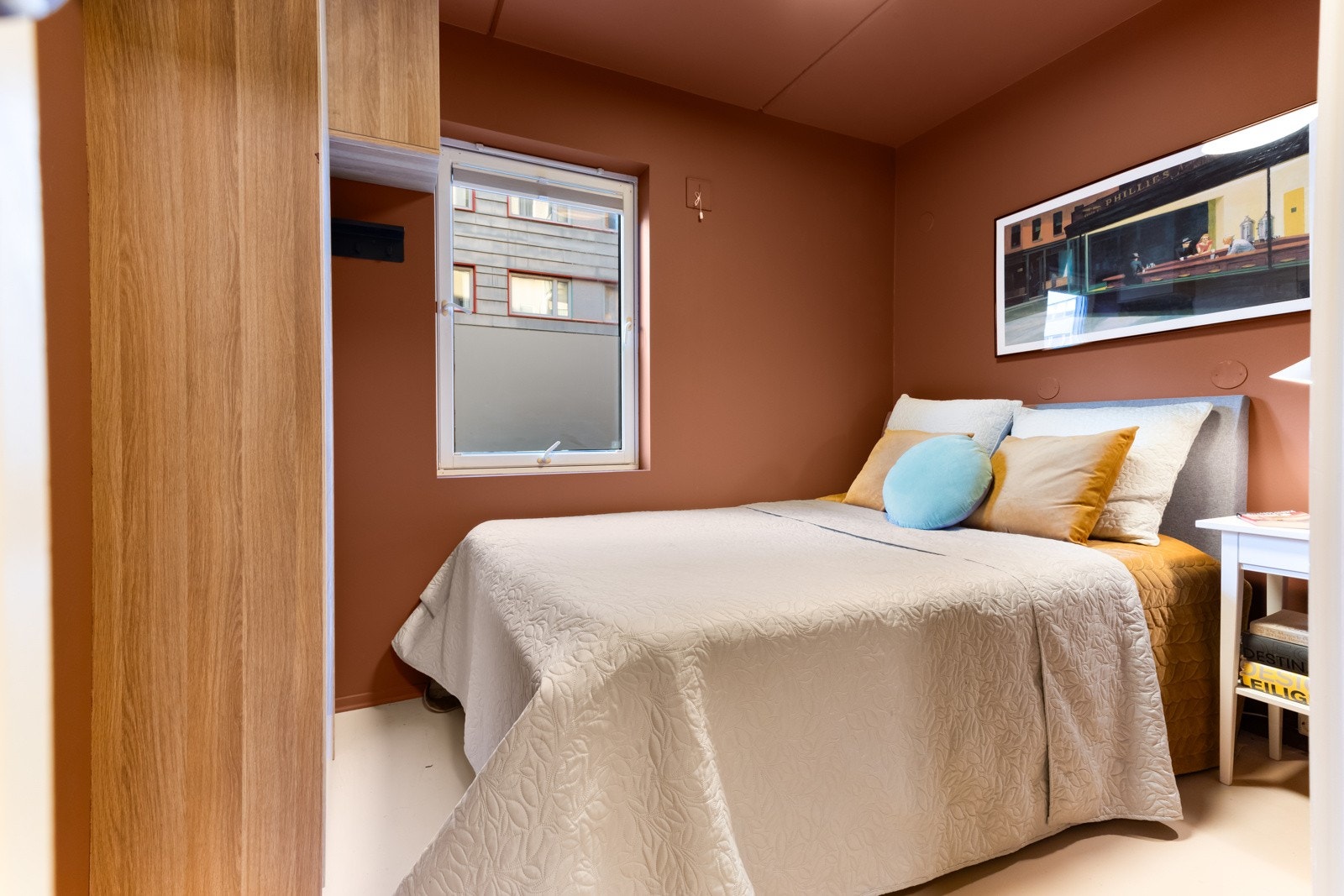 . Alle vegger og tak er malt i en varm bruntone, noe som skaper en harmonisk og avslappende sone. Galleribilde