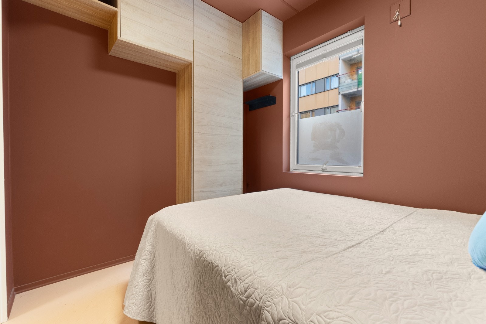 Plassbygde skap og hyller gir rikelig med oppbevaring, og det er plass til en dobbeltseng. Galleribilde