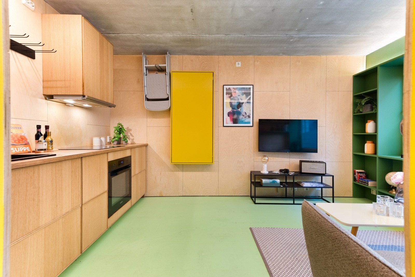 Kjøkkenet strekker seg fra vegg til vegg og har finerfronter på både over- og underskap. Galleribilde