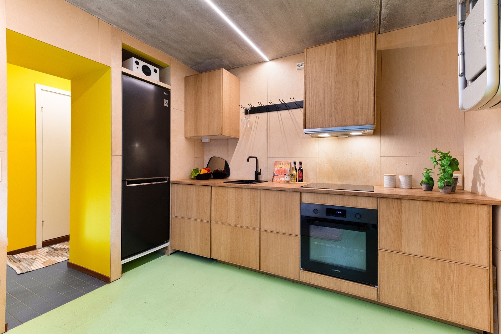 Dedikert nisje for kjøleskap samt god oppbevaringsplass. Galleribilde