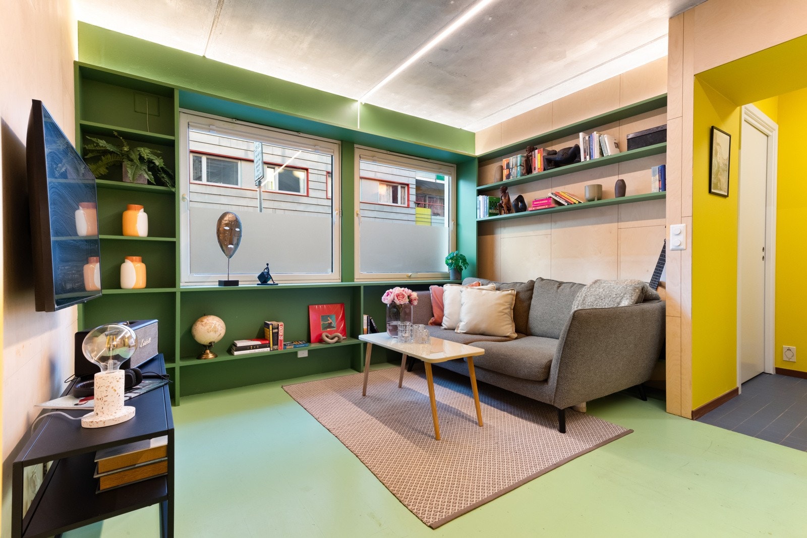 Stilsikker og fargerik 2-roms med smarte løsninger og unik atmosfære Galleribilde