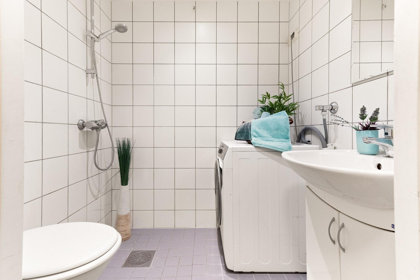 Badet er av god størrelse og helfliset på både gulv og vegger. Galleribilde