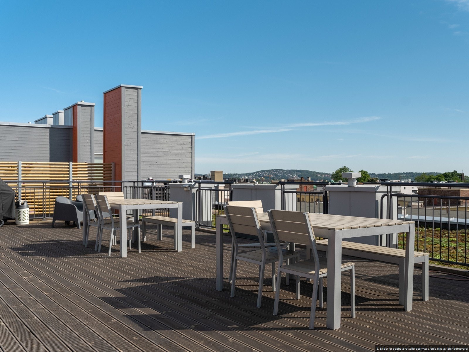 Som en ekstra bonus har leiligheten tilgang til en flott felles takterrasse med panoramautsikt over Oslo. Galleribilde