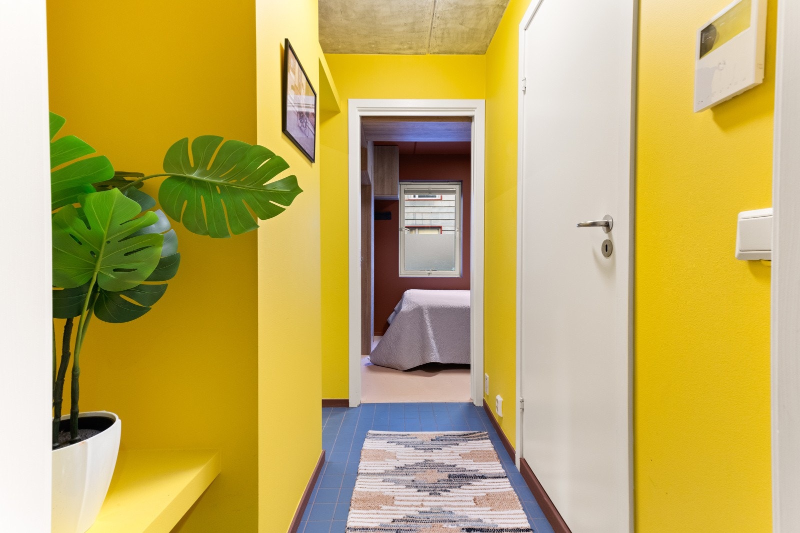 Entreen er både praktisk og stilfull med en egen nisje for yttertøy Galleribilde