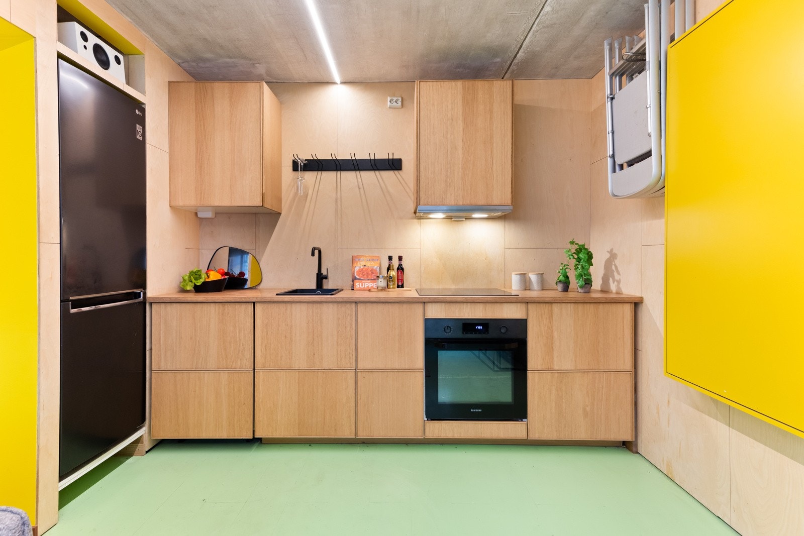 Stilrent og effektivt kjøkken. Galleribilde