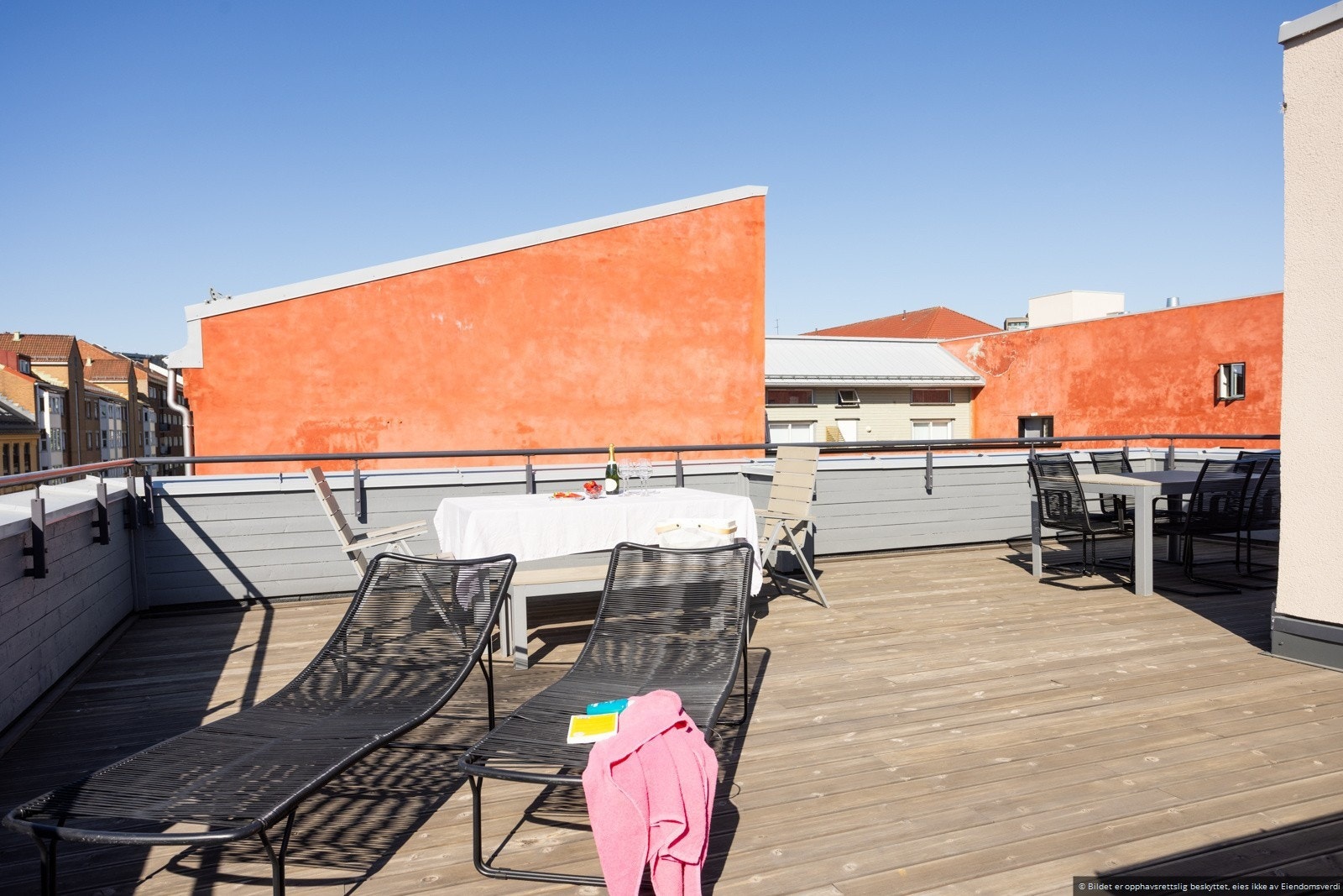 Takterrasse har solseng, spisebord og super utsikt. Galleribilde