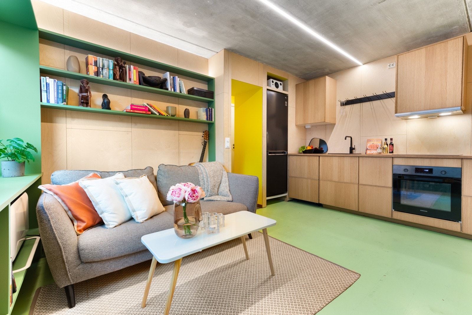 Stuen og kjøkkenet smelter sømløst sammen i en åpen planløsning, hvor en gjennomtenkt fargepalett gir rommet et stilrent, men lekent uttrykk Galleribilde