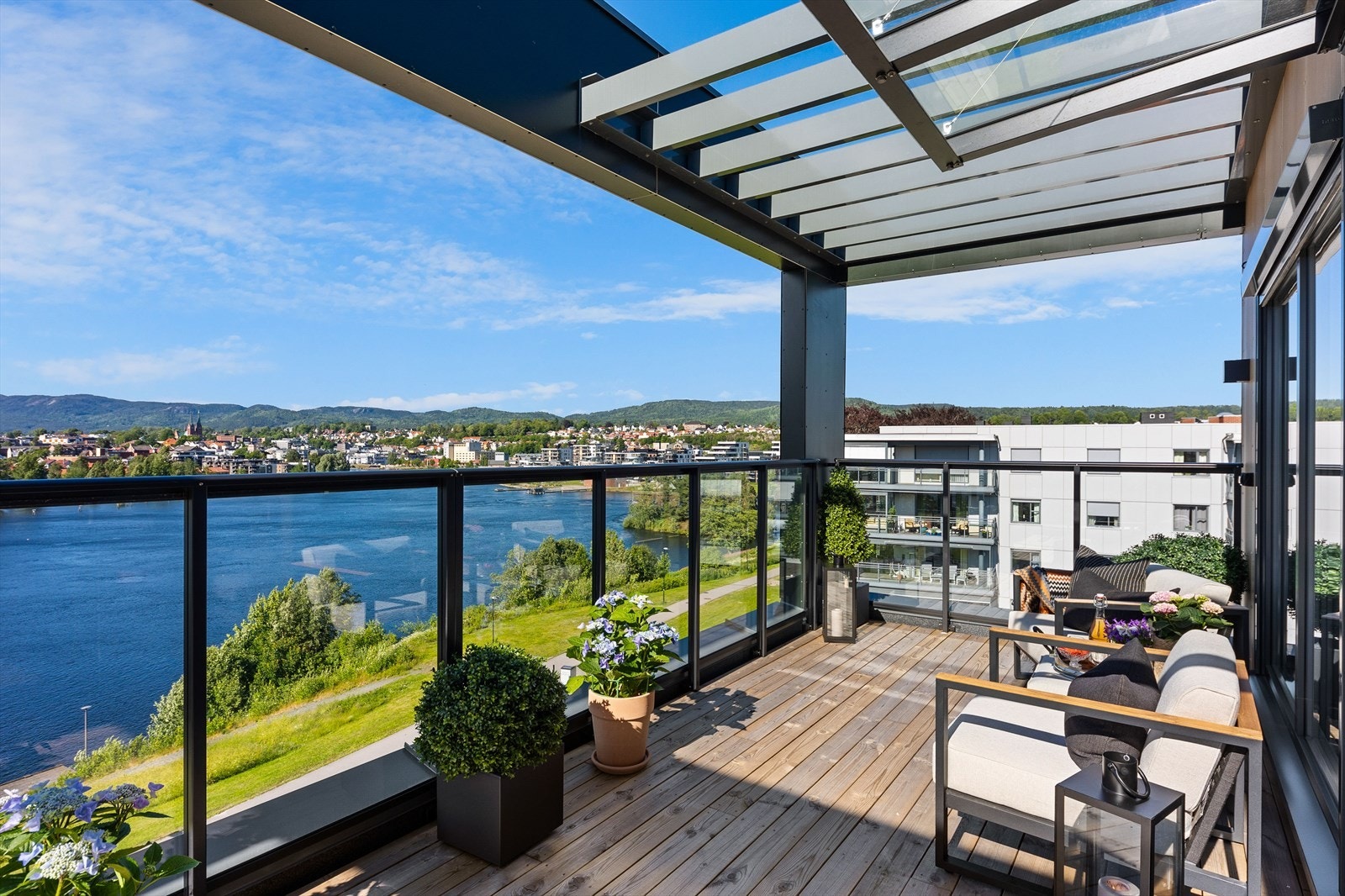 Stor solrik veranda med nydelig utsikt Galleribilde