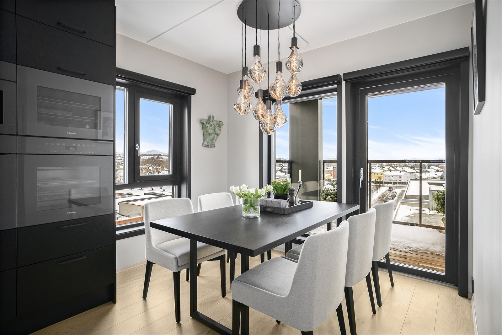 Spisestuen har fått sin plass på innsiden av kjøkken og har adkomst til solrik frokostterrasse mot sydøst Galleribilde