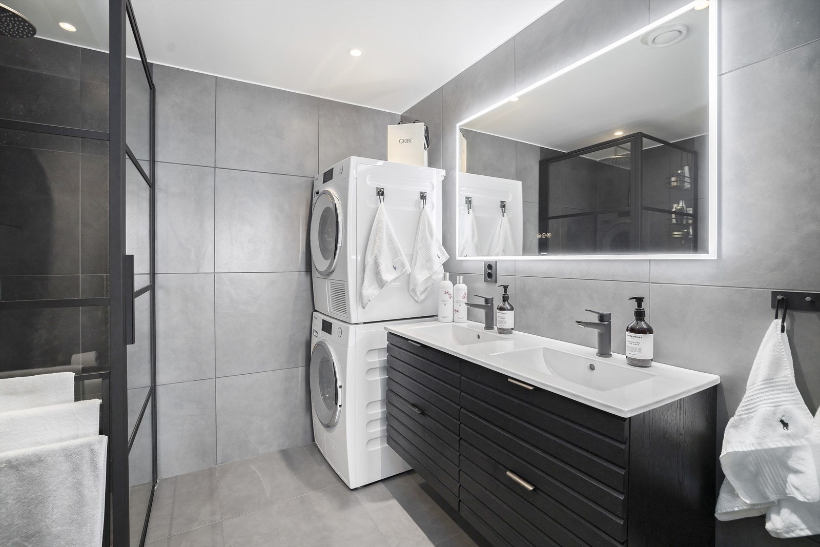 Baderom i tilknytning til hovedsoverom har pene flislagte gulv og vegger, med varmekabler Galleribilde