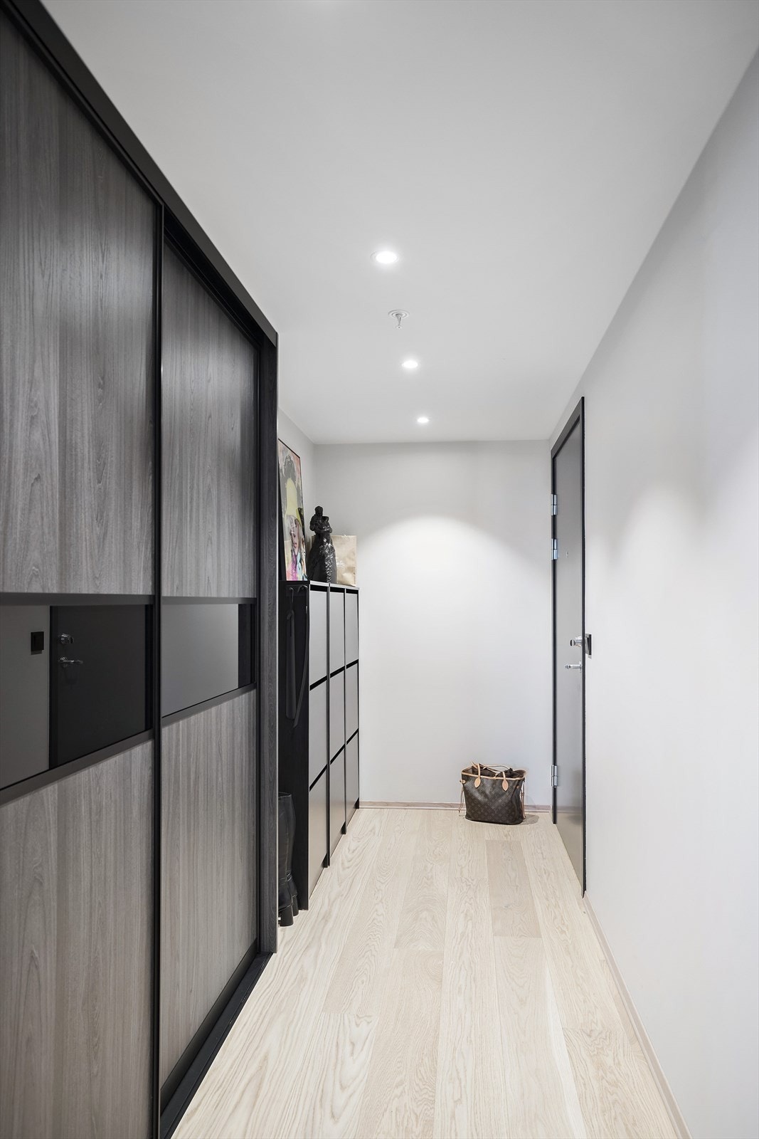 Hall/entrè med stor skyvedørsgarderobe Galleribilde