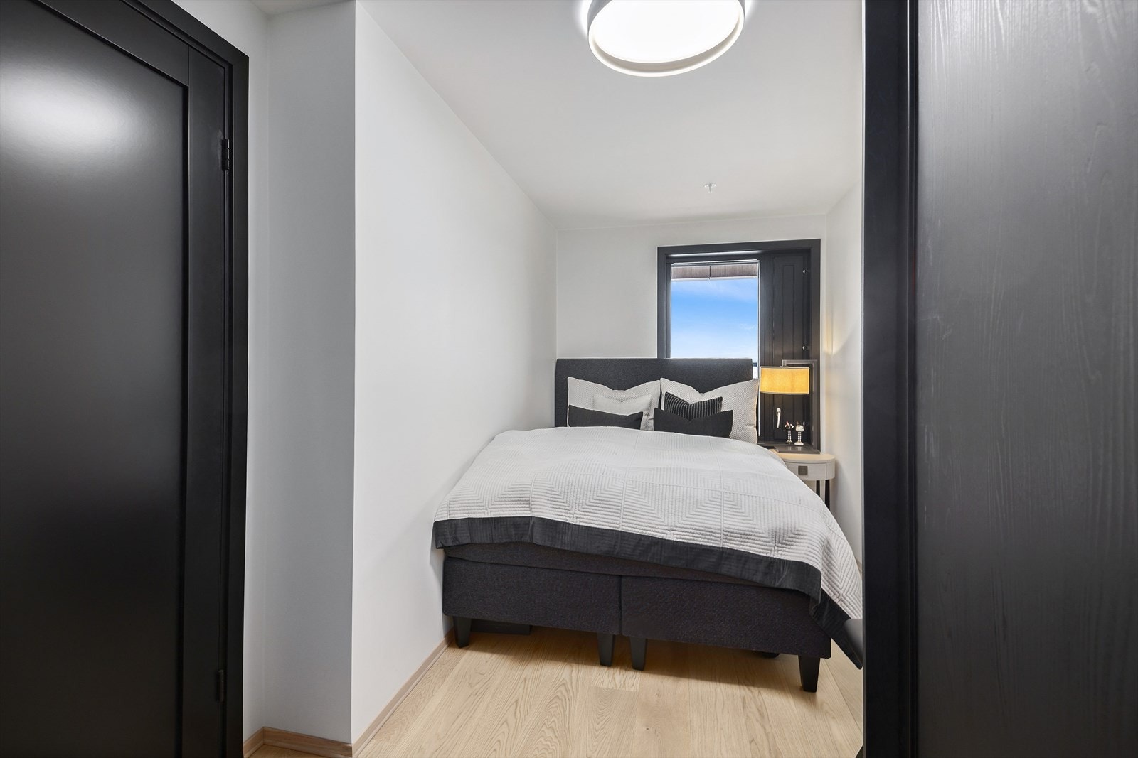 Soverom II benyttes som gjesterom og har plass til dobbeltseng og garderobeskap Galleribilde