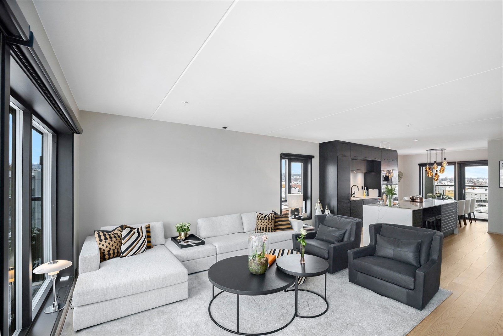 Eier har skreddersydd og innredet denne unike leiligheten ned til minste detalj og har satt et stilsikkert og gjennomført særpreg i alle rom Galleribilde