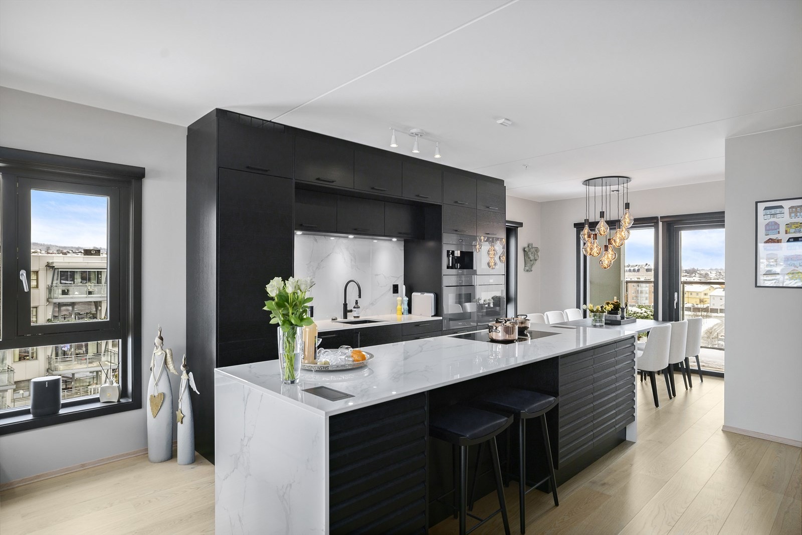 Kjøkkenet tilbyr gode arbeidsflater, rikelig med skapplass og en praktisk kjøkkenøy med waterfall benkeplate Galleribilde