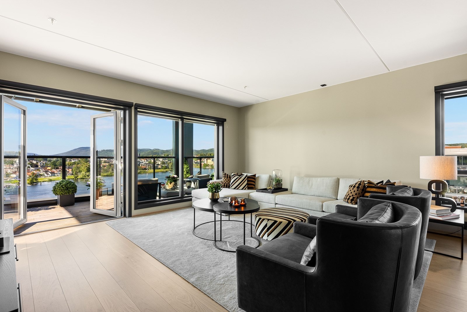 Lekker og innbydende leilighet med nydelige lysforhold Galleribilde