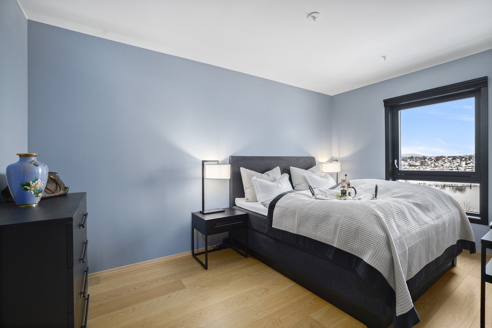 I denne lekre leiligheten er det tre gode soverom. Hovedsoverommet er en sval drøm med nydelig utsikt over Hjellevannet og nedre del av Telemarkskanalen Galleribilde