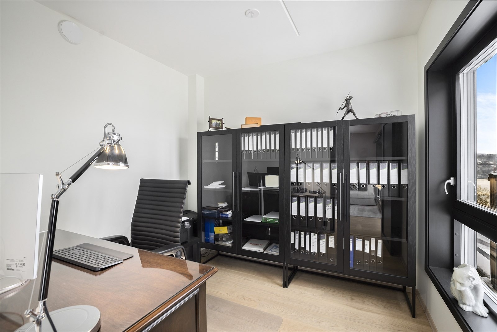 Soverom III har god plass til dobbeltseng og benyttes i dag til hjemmekontor Galleribilde