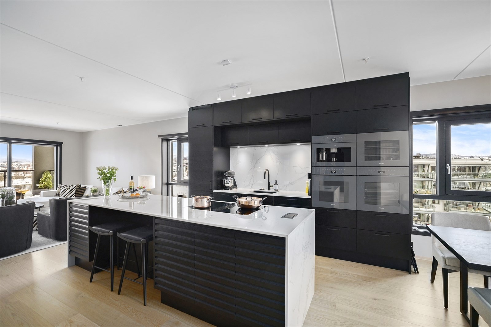 Det stilfulle kjøkkenet er hjertet i leiligheten. Plassbygget og designet til minste detalj med store arbeidsflater, meget god skapplass og hvitevarer i høy kvalitet fra Miele Galleribilde