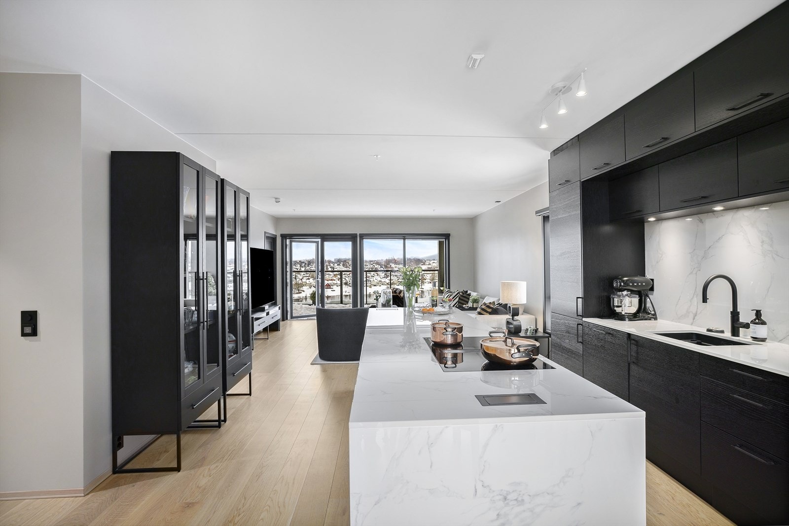 Kjøkkenøy har sitteplasser og gode oppbevaringsmuligheter Galleribilde