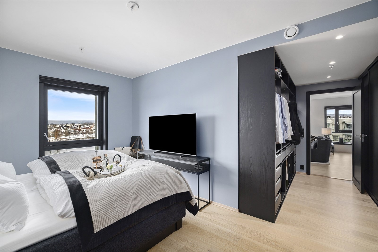 Hovedsoverom ligger i en egen soveromsuite med tilhørende privat baderom og stor garderobeløsning Galleribilde