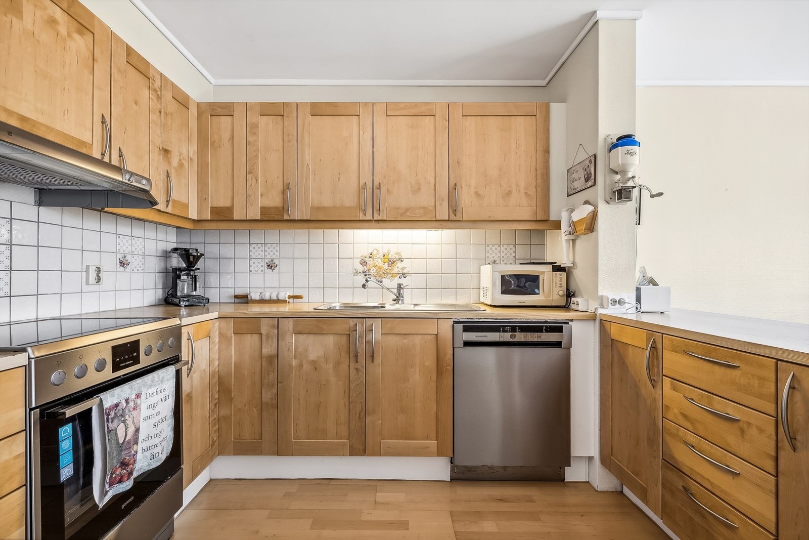 Hvitevarer er frittstående og det er plass til en komfyr, en oppvaskmaskin og kjøl/frys. Galleribilde