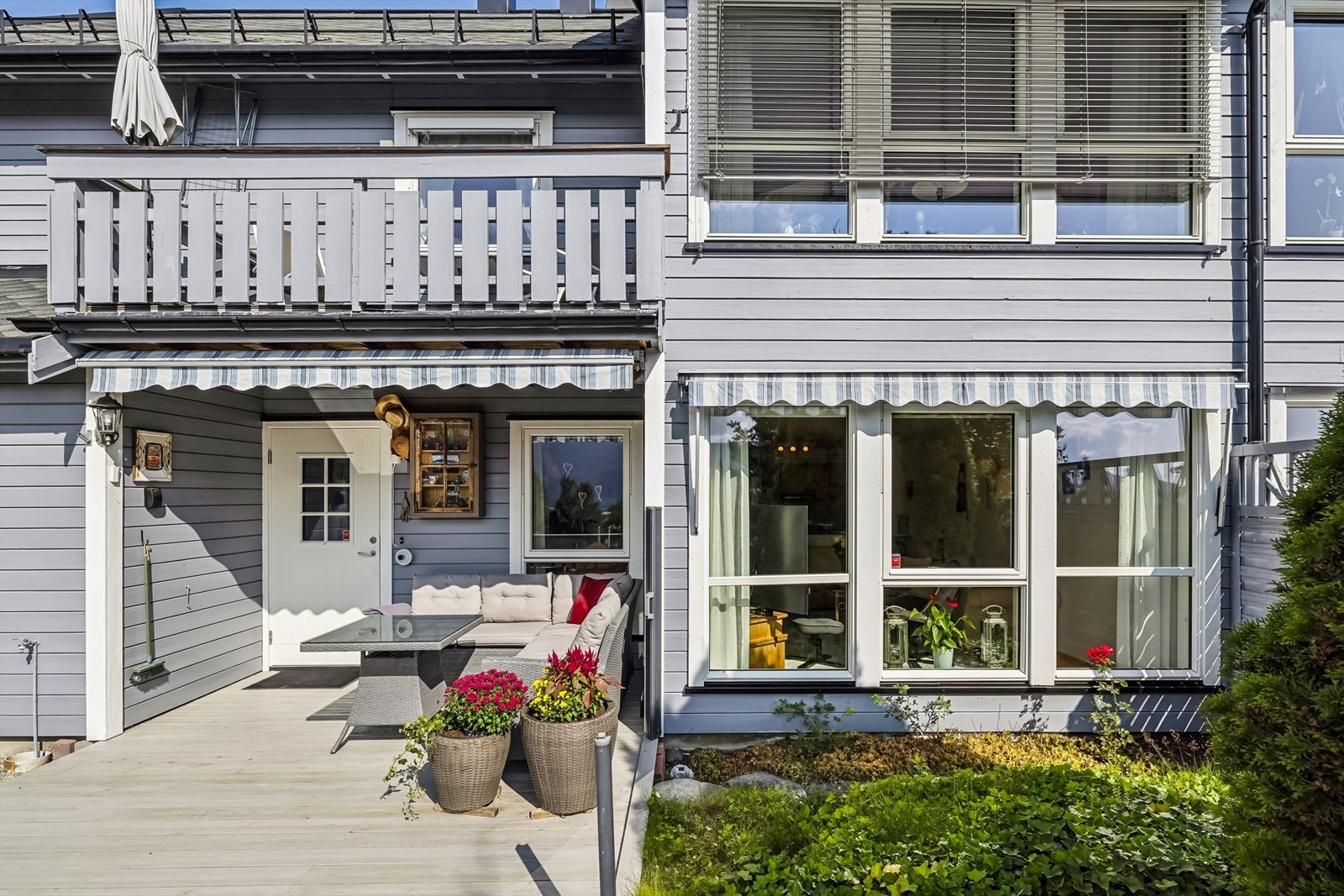 Fin uteplass. Det er terrasseplatting på 26 kvm og en lettstelt hage. Galleribilde