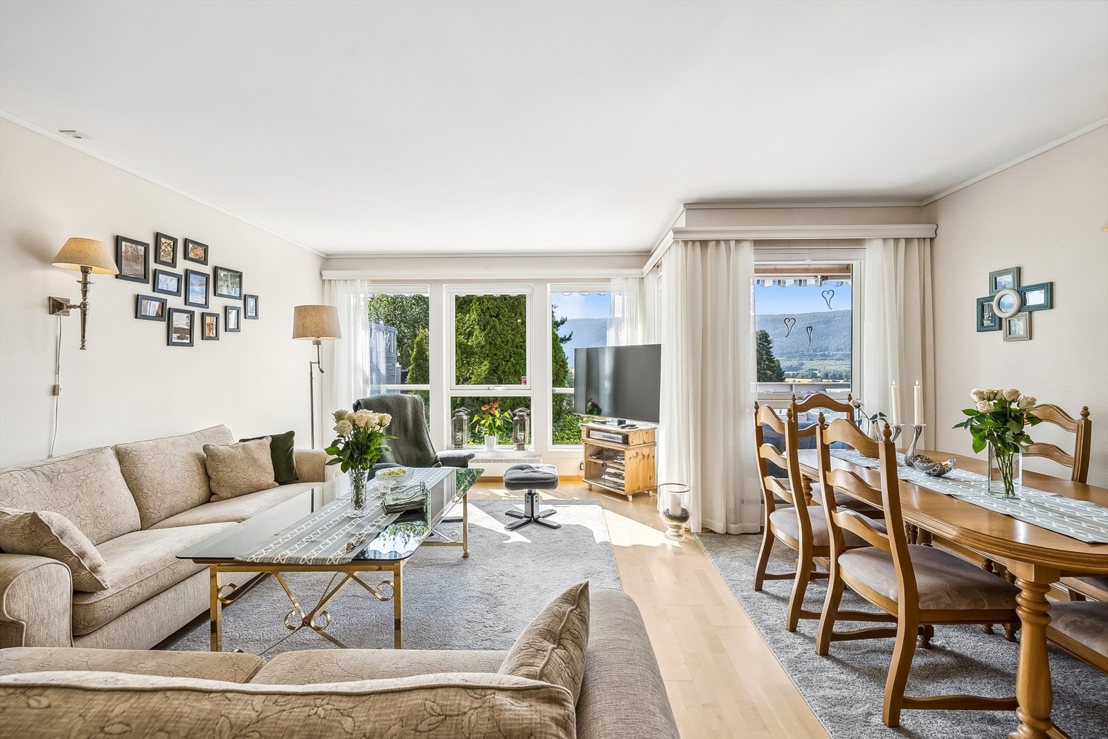 Store vindusflater gir godt med lys inn i leiligheten og fin utsikt. Galleribilde